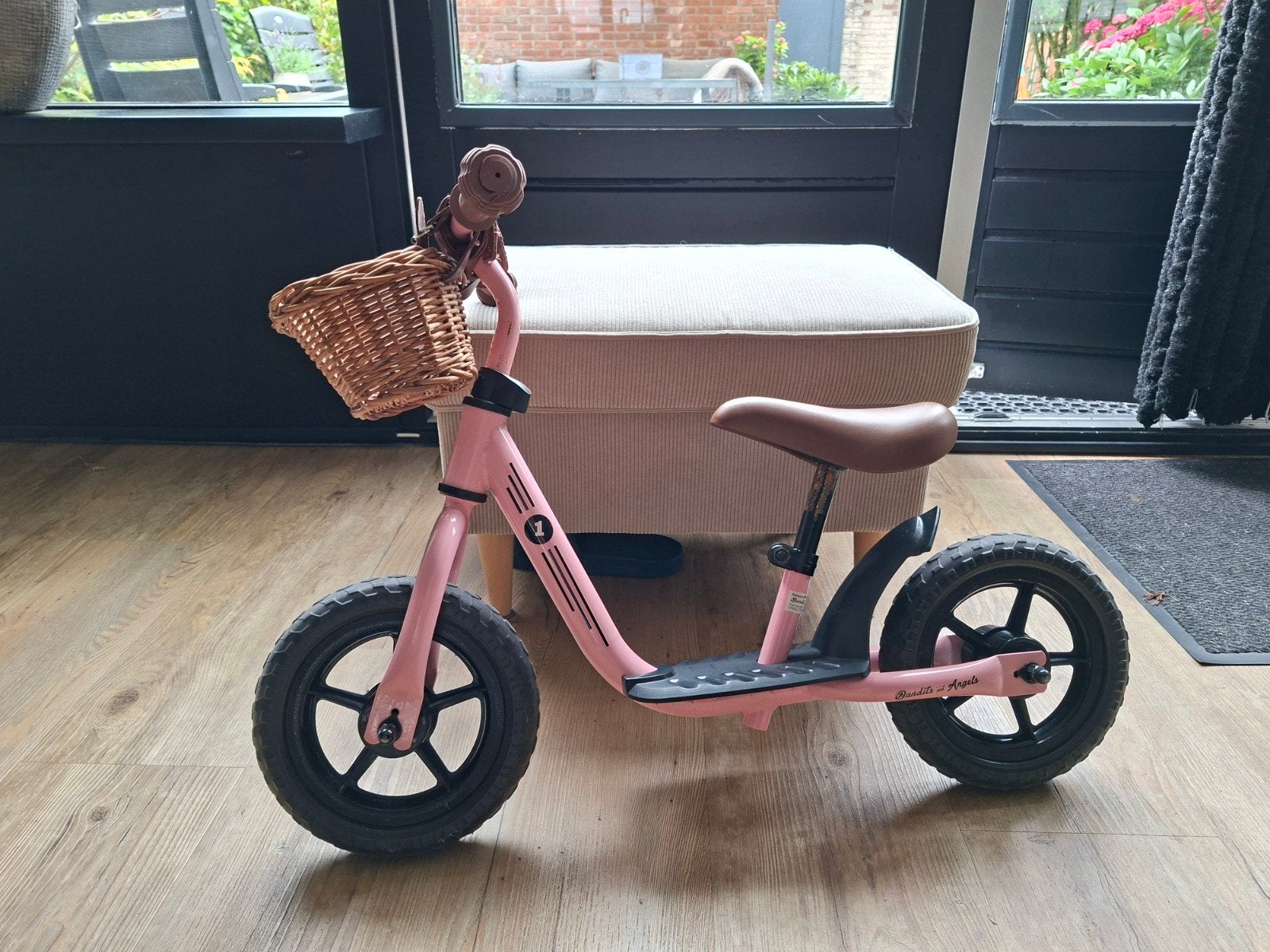 Roze loopfiets met mandje (Bandits & Angels), Ophalen, Loopfiets