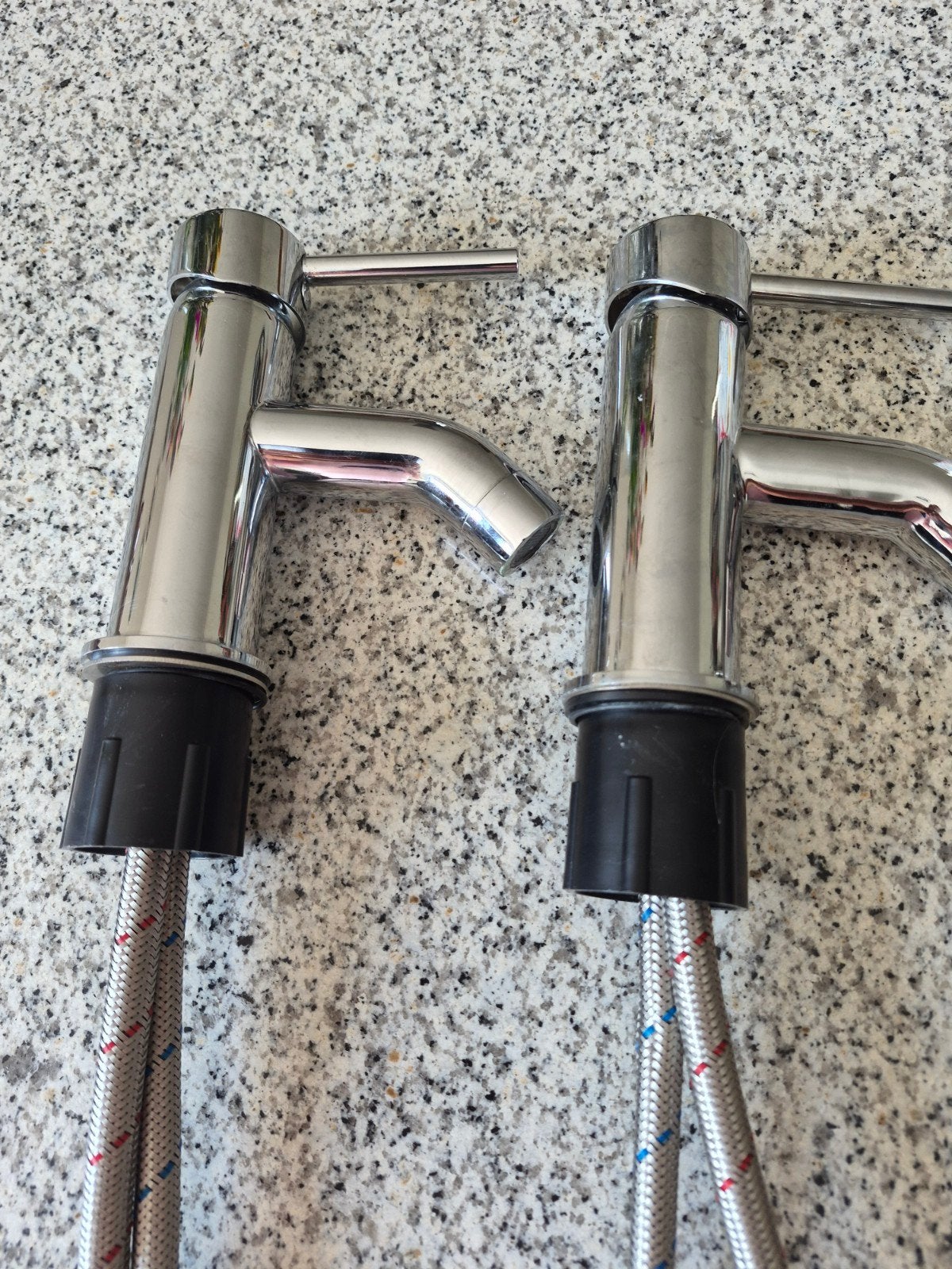 Twee nieuwe chromen kranen voor badkamer of toilet, Ophalen of Verzenden, Nieuw, Chroom, Kraan