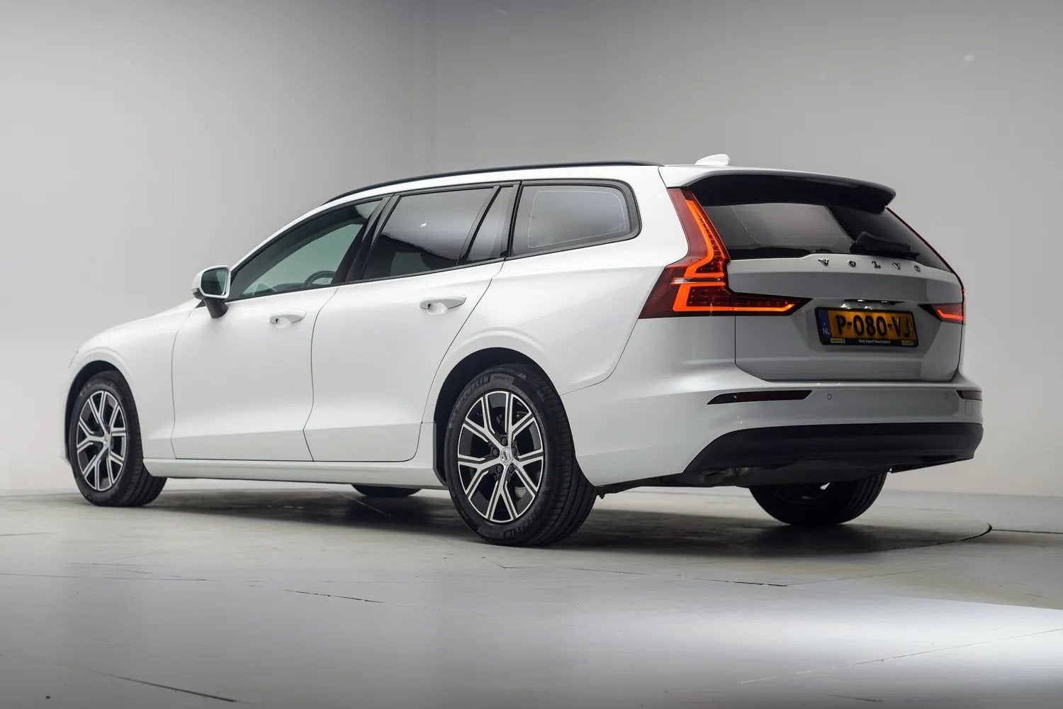 Volvo V60 2.0 B3 163pk Essential Aut. [ Leder Stoel-en stuur, Auto's, Automaat, Dealer onderhouden, 4 cilinders, 1969 cc