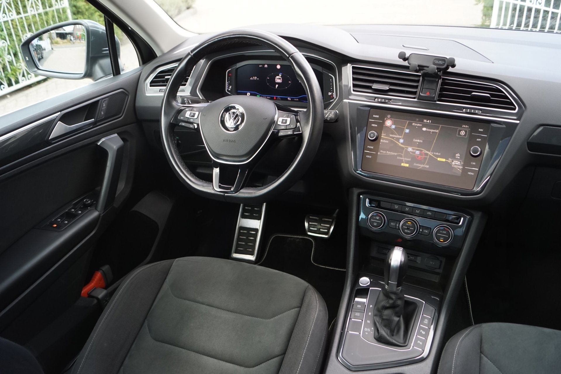 Volkswagen Tiguan 1.5 TSI ACT Highline Autom Panodak Alcanta, Dealer onderhouden, 15 km/l, 4 cilinders, 150 pk
