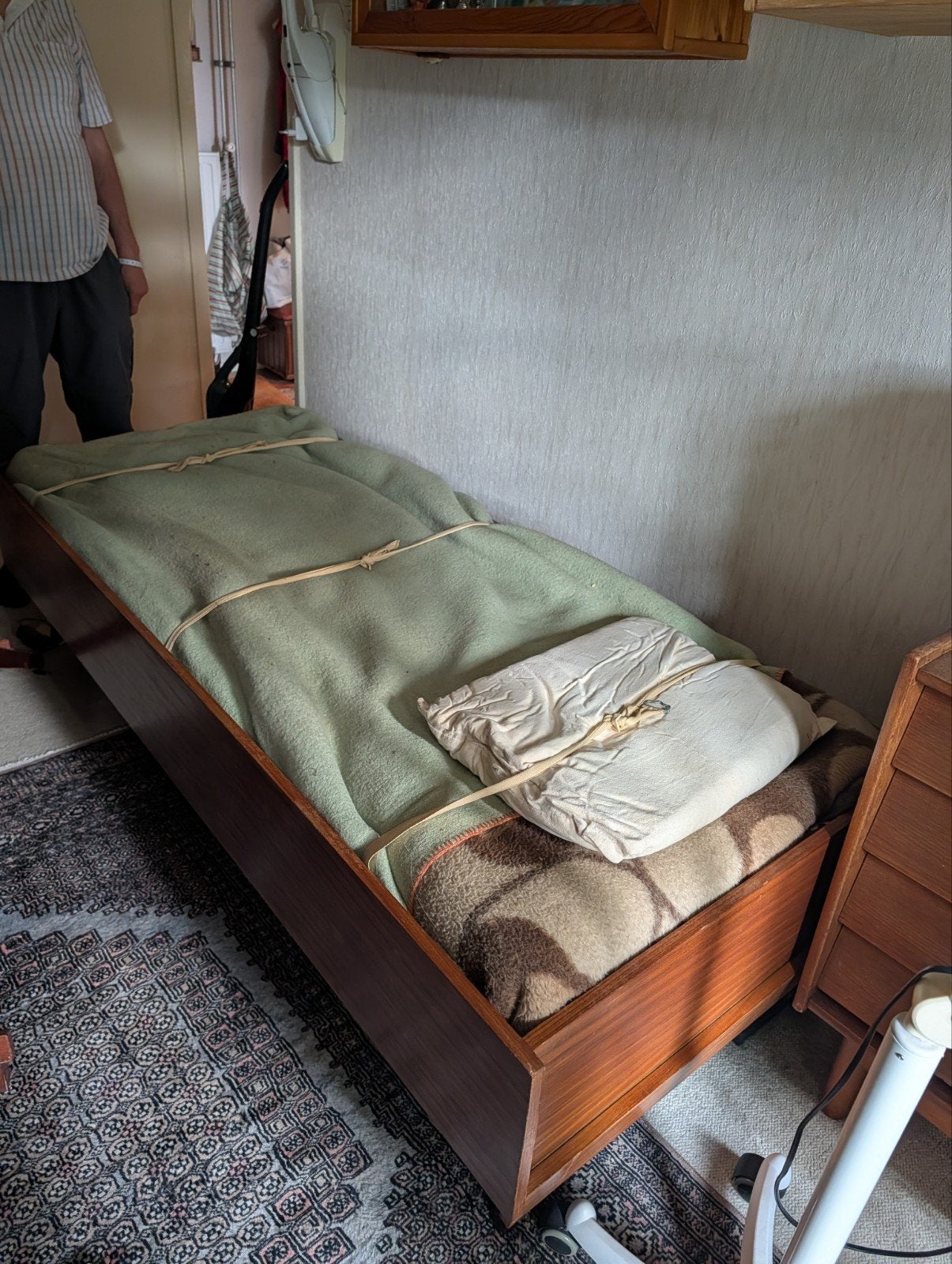 Inklapbaar bed - matras aan vervanging toe, Huis en Inrichting, Slaapkamer | Bedden, Gebruikt, Eenpersoons, Bruin, Klassiek