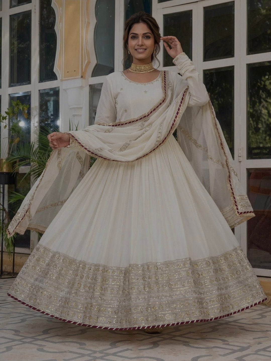 Elegante Witte Indiase Anarkali Jurk met Gouden Borduurwerk, Ophalen of Verzenden