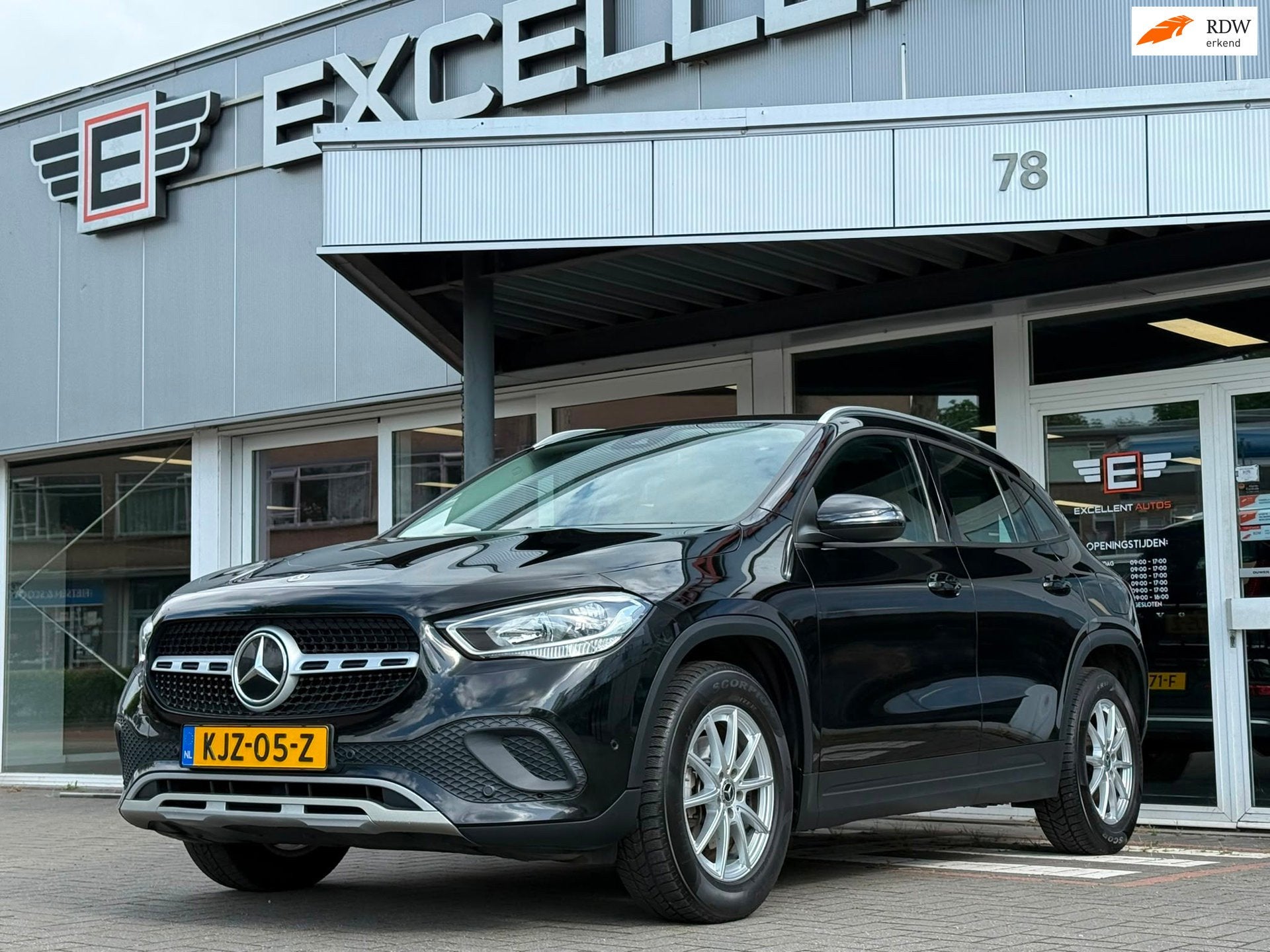 Mercedes-Benz GLA-klasse 180 Business Solution, Dealer onderhouden, Gebruikt, Zwart, 4 cilinders