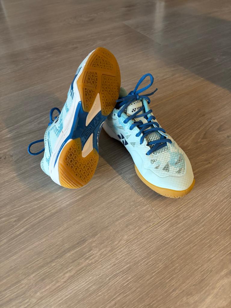 Yonex Badminton Schoenen Maat 39 - Lichtblauw, Sport en Fitness, Badminton, Gebruikt, Schoenen, Ophalen