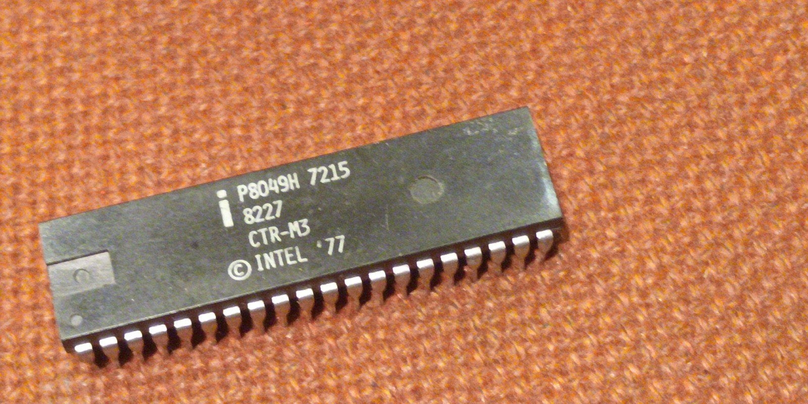 Intel P8049H Microcontroller (1977) - Vintage Chip, Computers en Software, Ophalen of Verzenden, Gebruikt, Intel P8049H, Minder dan 2 Ghz