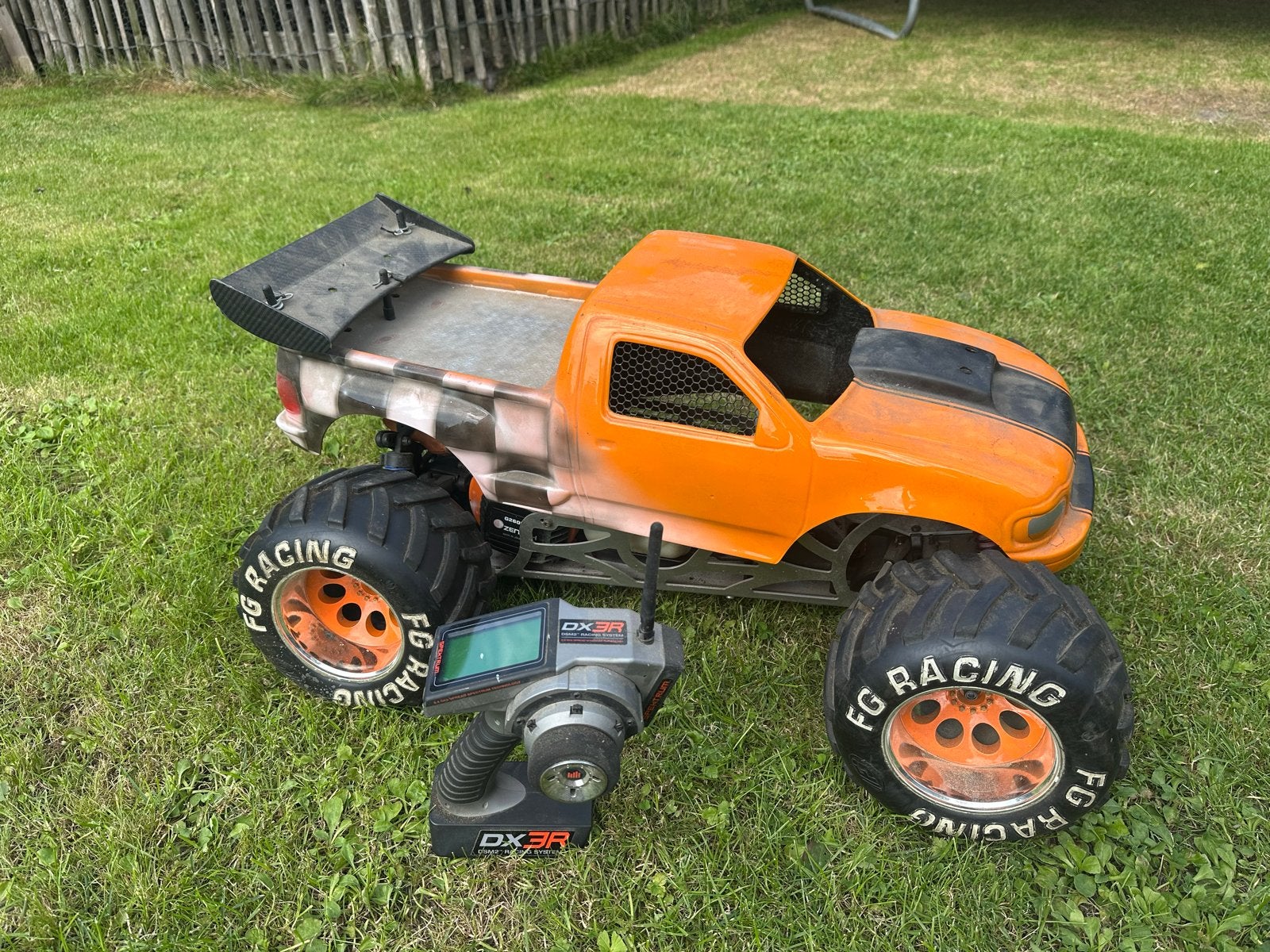 FG Racing RC auto met extra onderdelen, Hobby en Vrije tijd, Modelbouw | Radiografisch | Auto's, Benzine, Gebruikt, Auto offroad