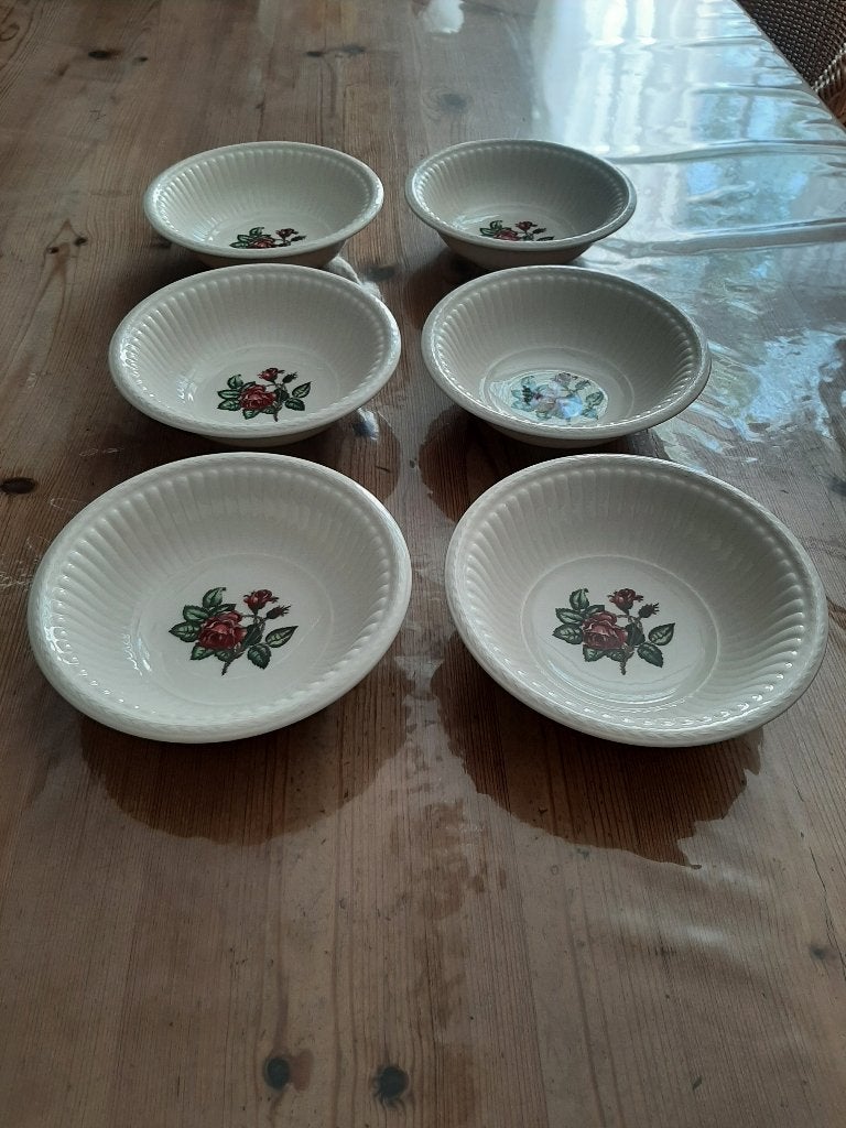 WEDGWOOD MOSS ROSE - 6 VLA / DESSERT SCHAALTJES - DIA 16 CM, Klassiek, Nieuw, Ophalen of Verzenden, Schaal of Schalen