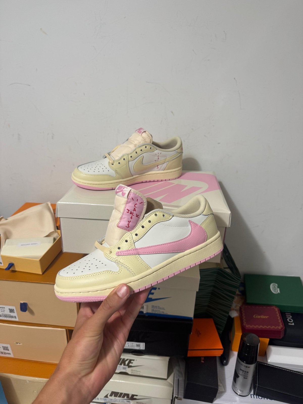 Nike Air Jordan 1 Low x Travis Scott in de "Shy Pink", Kleding | Heren, Schoenen, Ophalen of Verzenden, Nieuw
