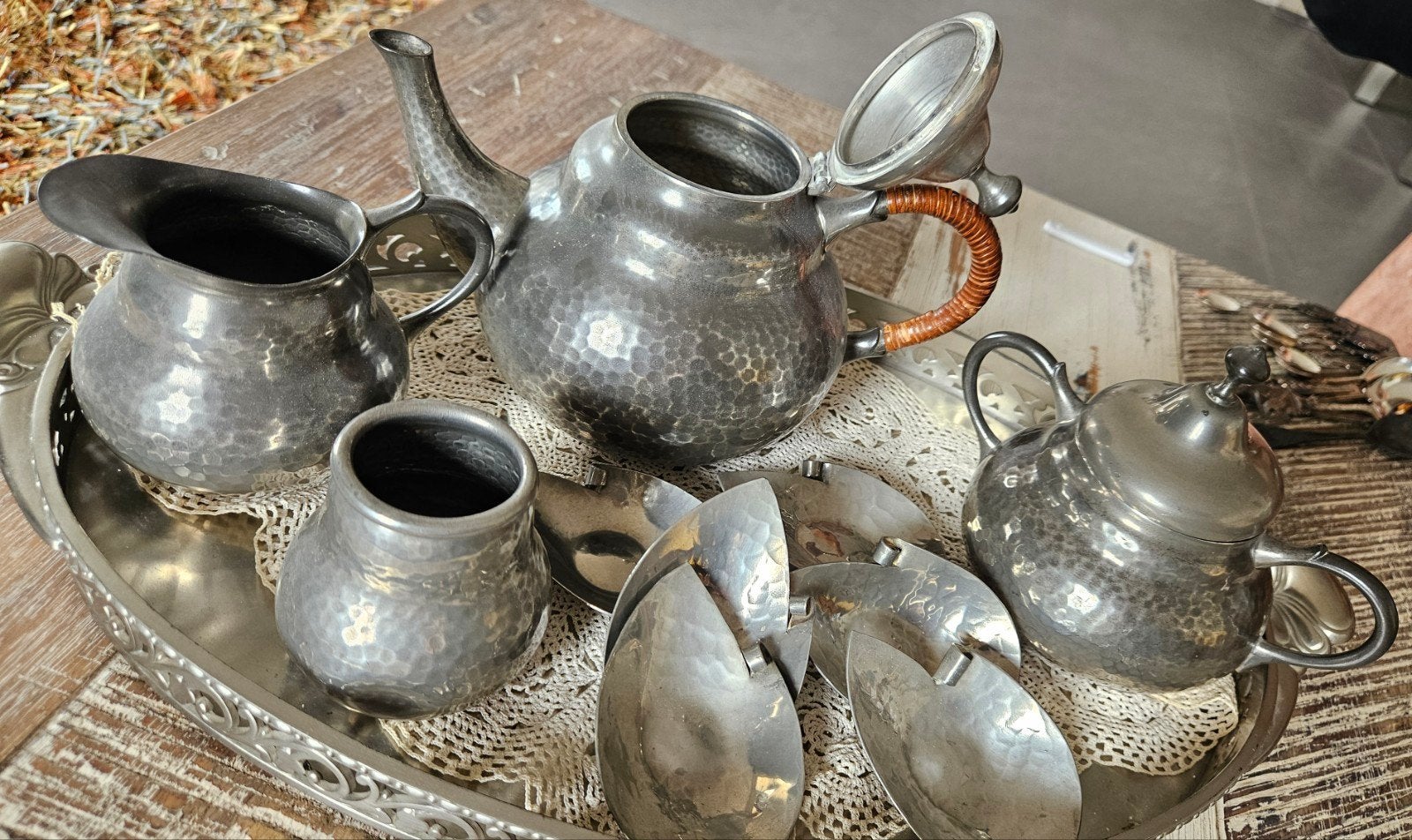 Compleet 11-delig gehamerd tinnen servies KMD Daalderop, Ophalen