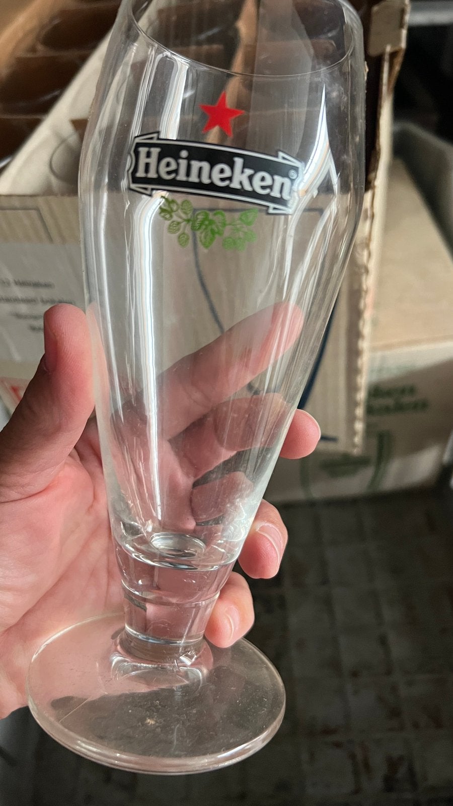 12 Heineken glazen op voet, 0,3l, nieuw in doos, Verzamelen, Ophalen of Verzenden, Zo goed als nieuw, Glas of Glazen, Heineken