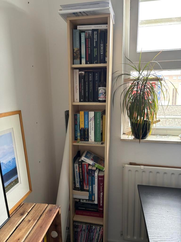 Gratis hoge smalle boekenkast, Ophalen, 50 tot 100 cm, Zo goed als nieuw, 150 tot 200 cm