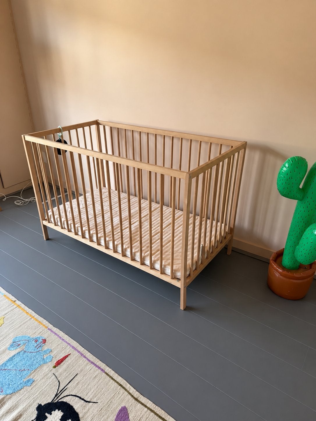 IKEA SNIGLAR Cot + KRUMMELUR Mattress – Barely Used, Kinderen en Baby's, Ophalen, Zo goed als nieuw, Ledikant