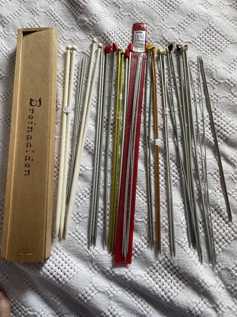 Set met verschillende maten breinaalden met en zonder kop, Hobby en Vrije tijd, Breien en Haken, Ophalen of Verzenden, Breien