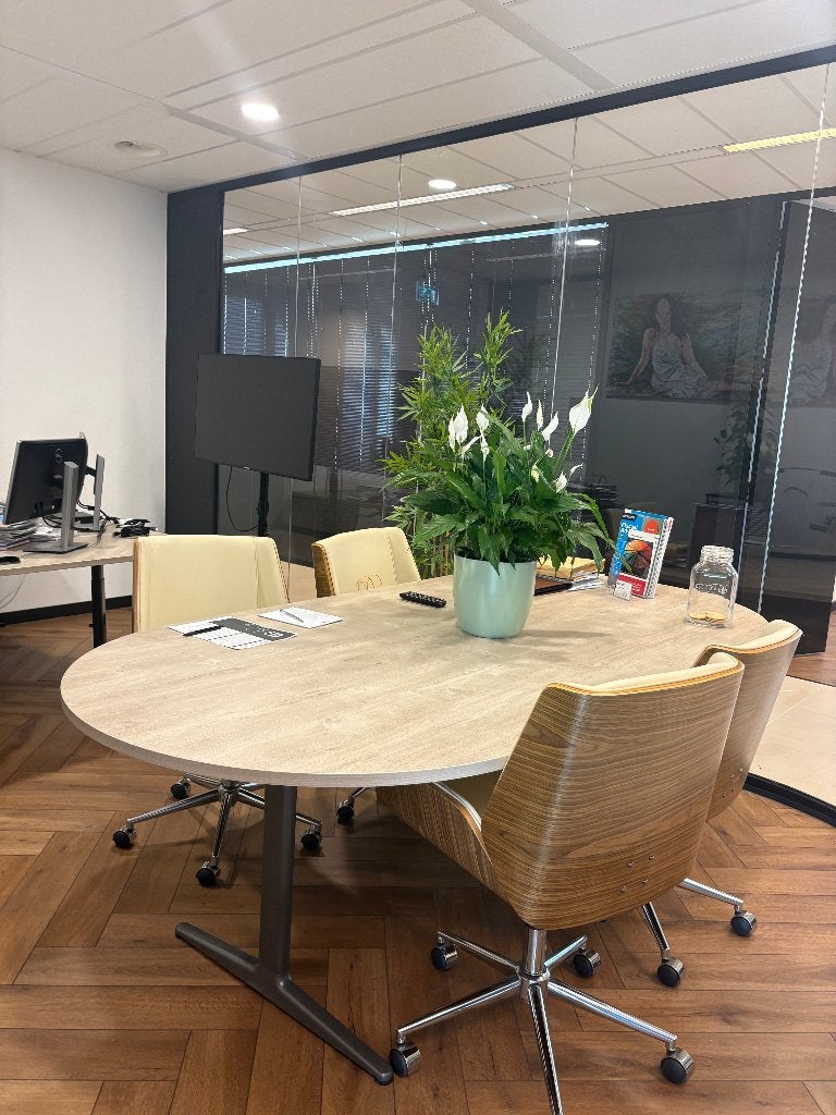 bureau en stoelen, Ophalen, Bureau