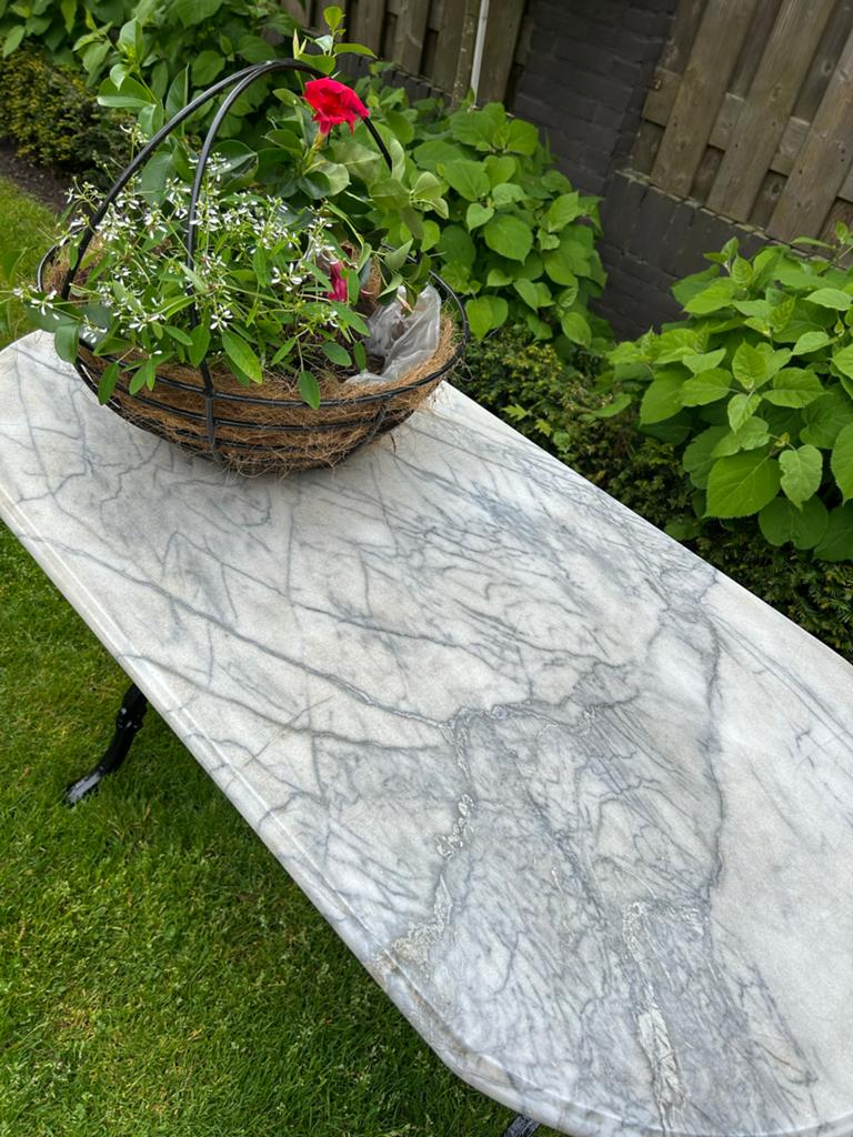 Ovale marmeren tafel met gietijzeren onderstel en 2 stoelen, Ophalen, Gebruikt, Ovaal, Overige materialen
