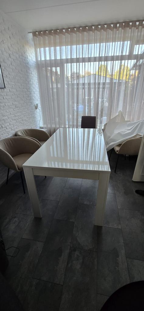 Moderne  witte eettafel met hoogglans afwerking, Huis en Inrichting, Complete inboedels, Ophalen
