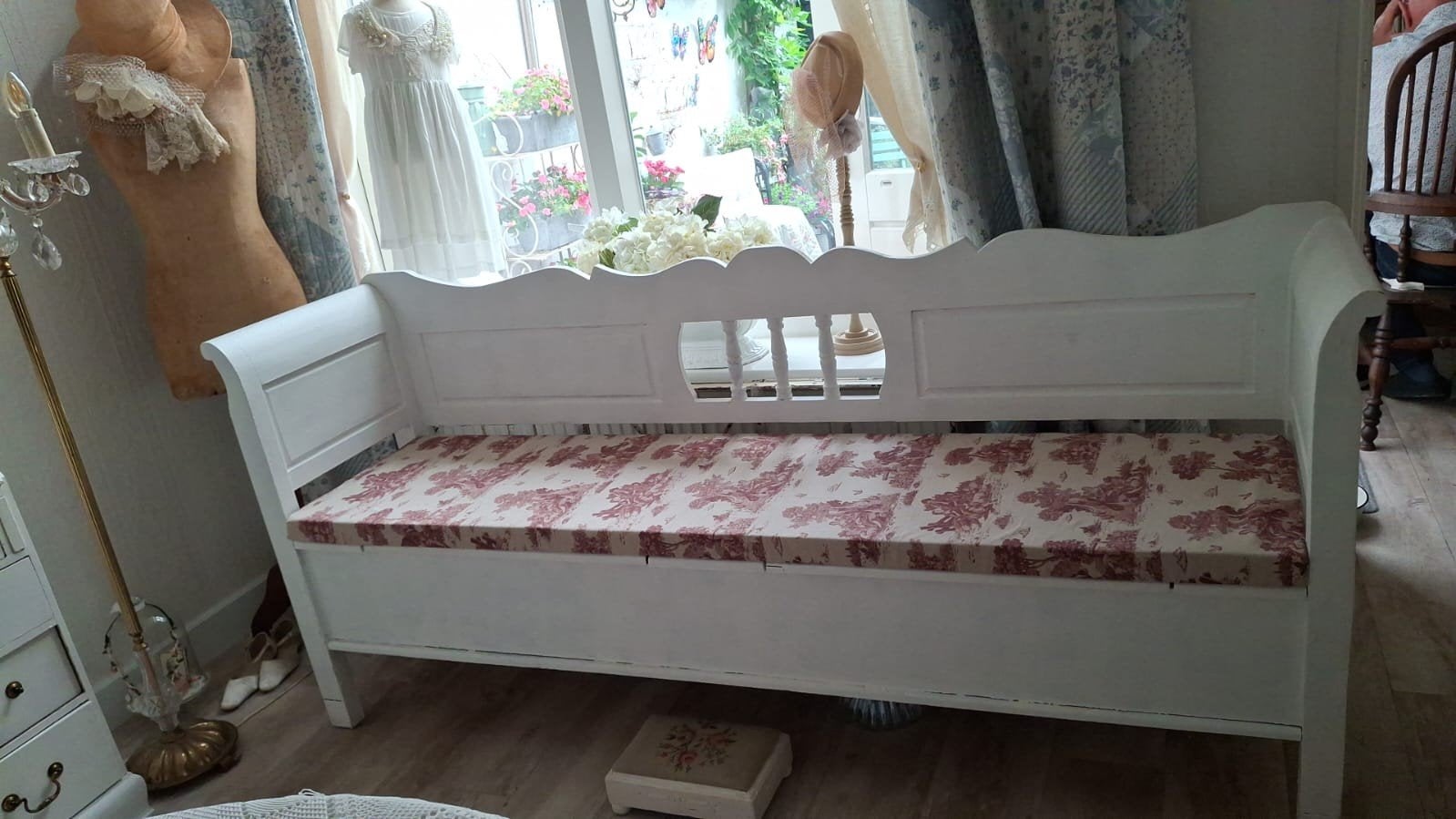 Brocante witte bank met opbergruimte en kussen breedte 205, Huis en Inrichting, Banken | Bankstellen, Ophalen, Minder dan 75 cm