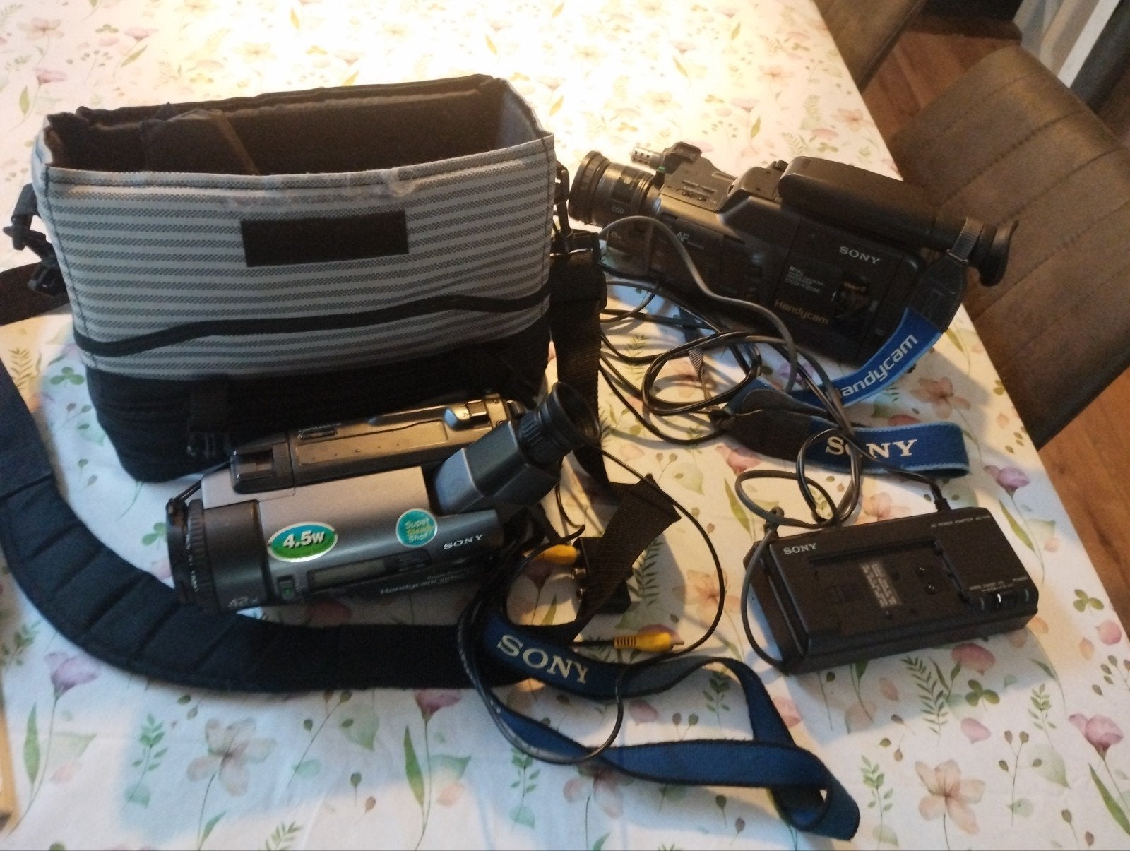 Sony Handycam Video 8 CCD-TR558E met accessoires, Ophalen of Verzenden, Sony, 20x of meer