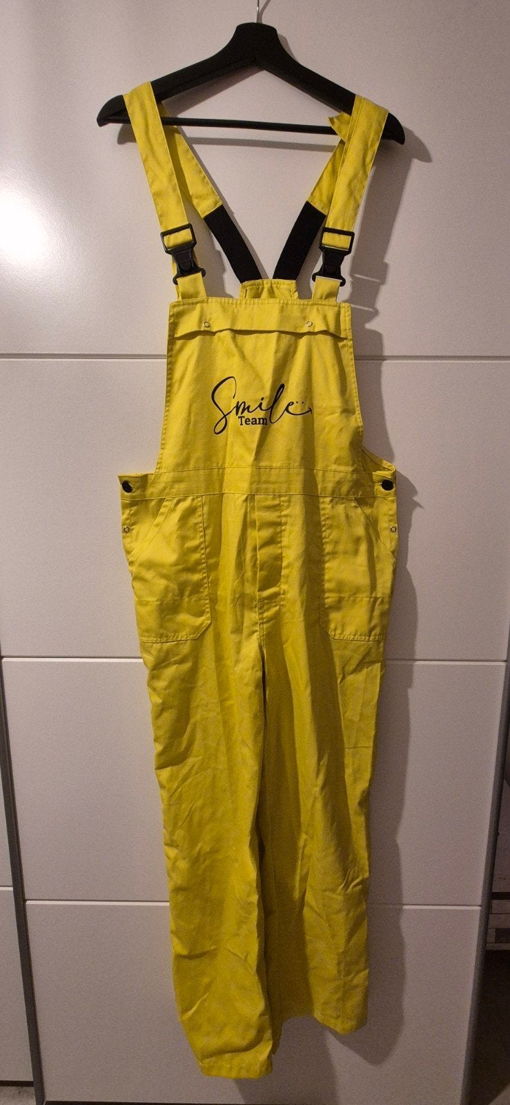 Gele Carnaval Overall feestkleding - "Smile Team" - Maat 48, Ophalen of Verzenden, Maat 48/50 (M), Carnaval, Kleding