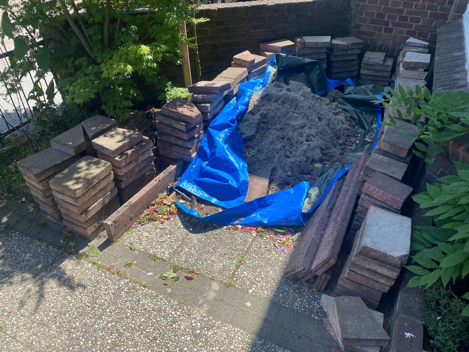 Gratis strakstenen bestrating (30x20x6cm) en zand, Tuin en Terras, Tegels en Klinkers, Ophalen, Gebruikt, Klinkers, 5 tot 10 m²