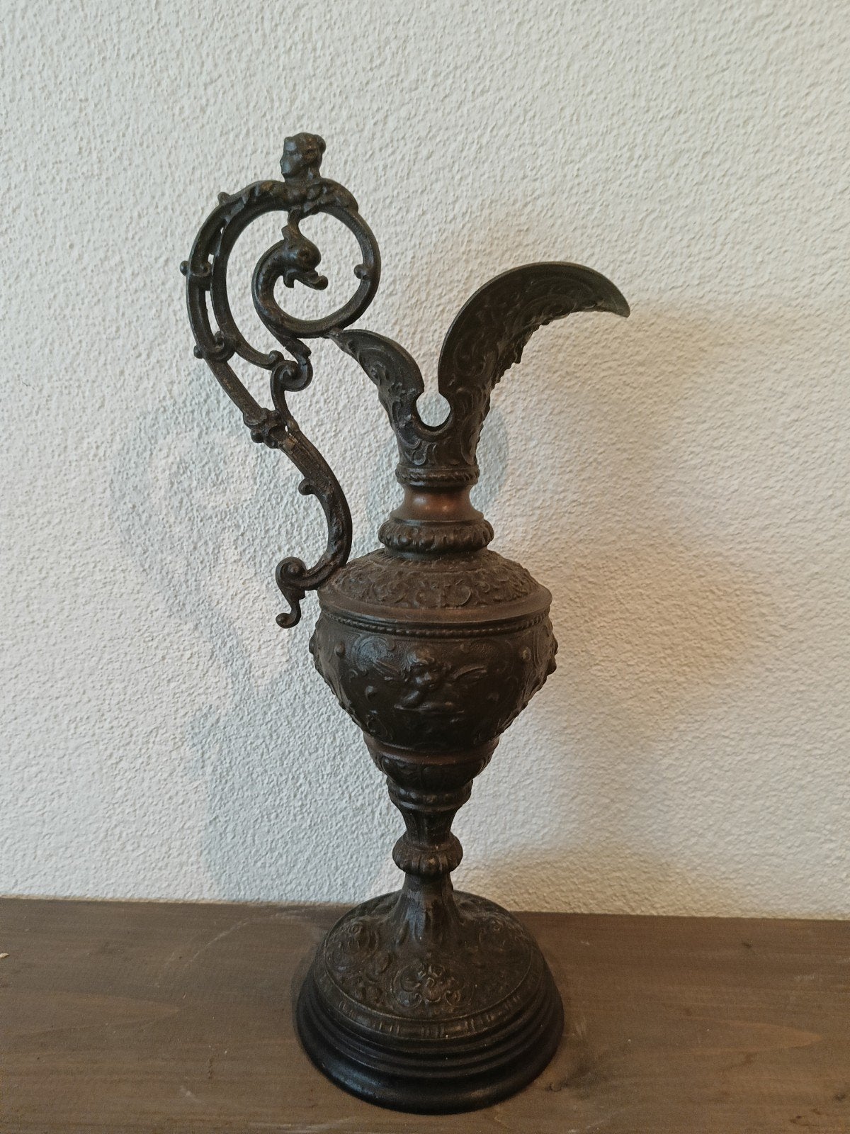 Antieke bronzen kan met gedetailleerde versieringen, Ophalen