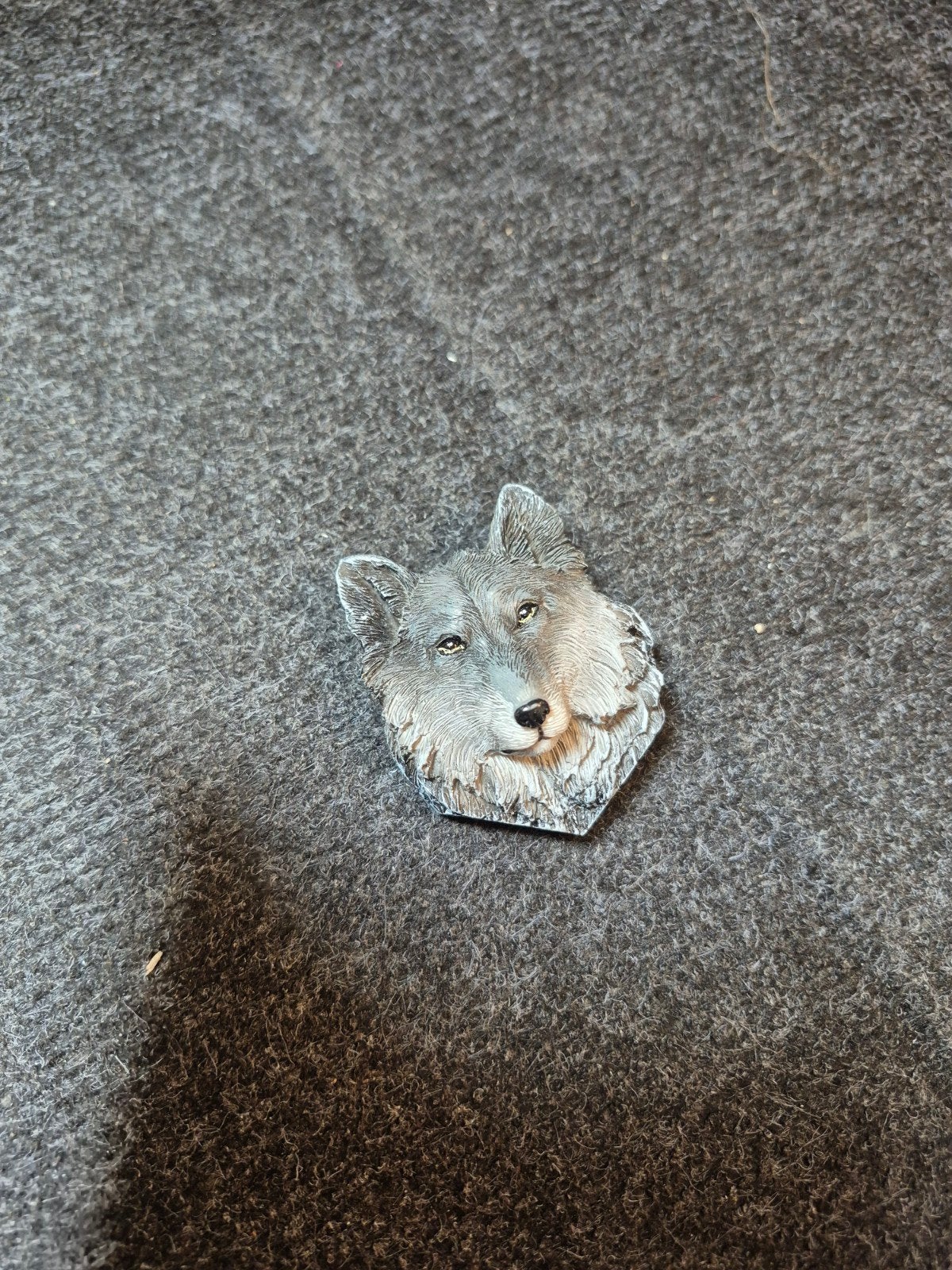 stenen wolf magneet, Ophalen of Verzenden, Zo goed als nieuw, Hond of Kat, Beeldje of Figuurtje