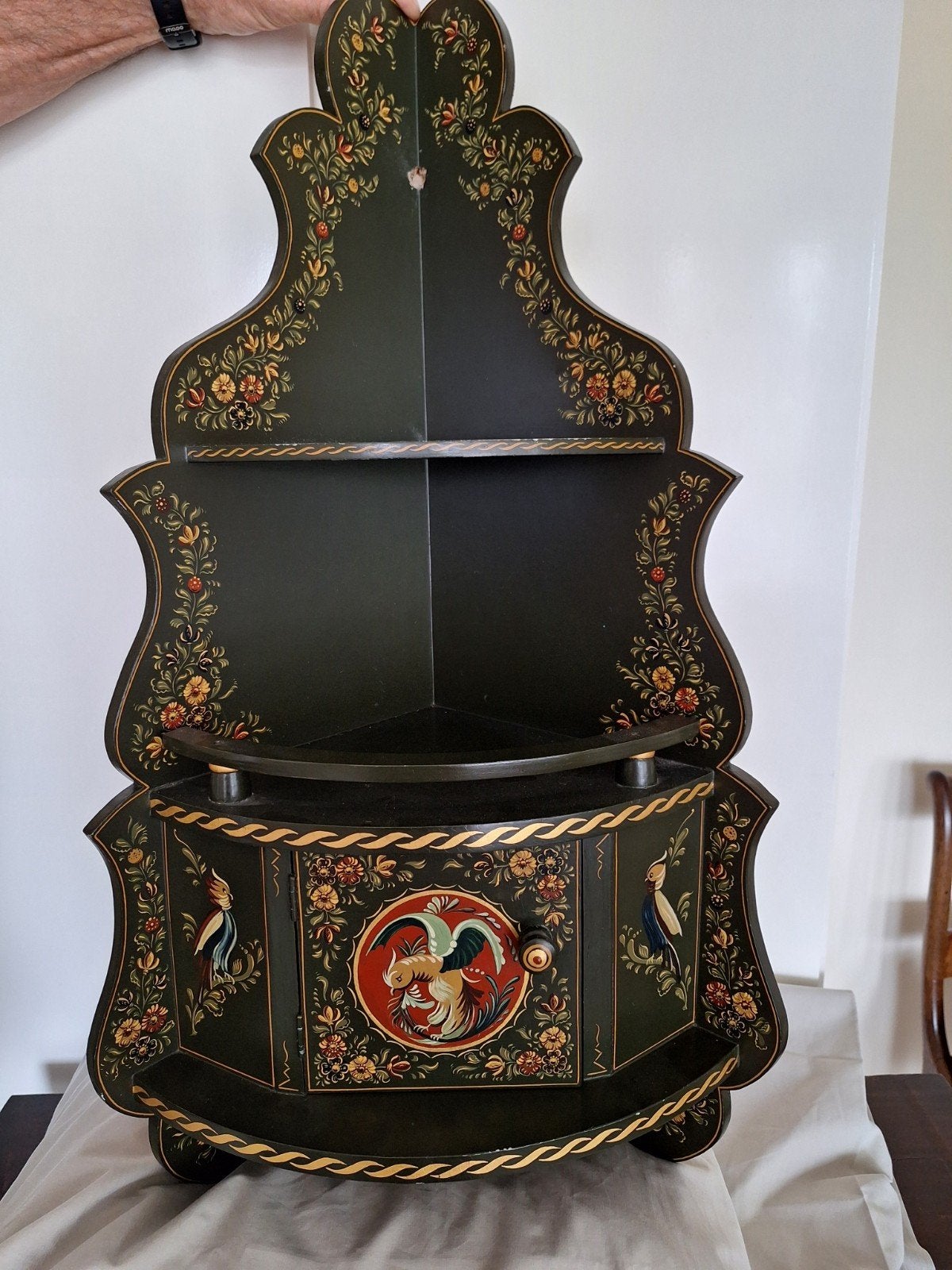 Decoratieve hoekkast met handgeschilderde details, Ophalen