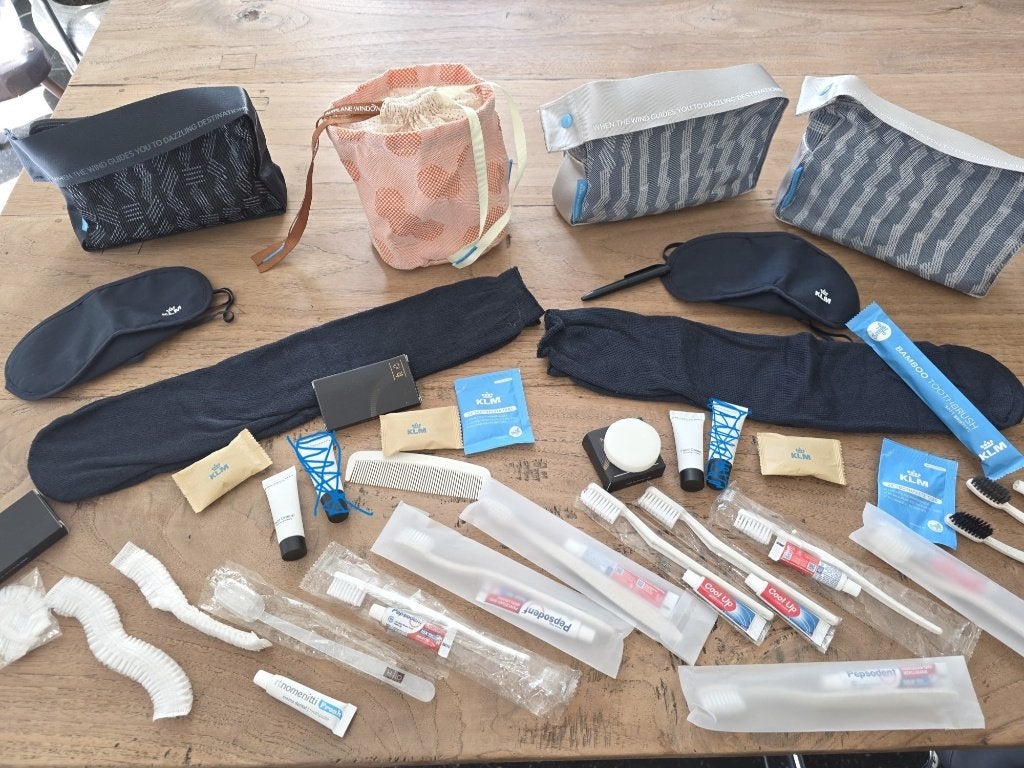 KLM toilettassen + toiletartikelen,  NIEUW bijna gratis, Ophalen of Verzenden, Nieuw, Meerkleurig, Heer of Dame