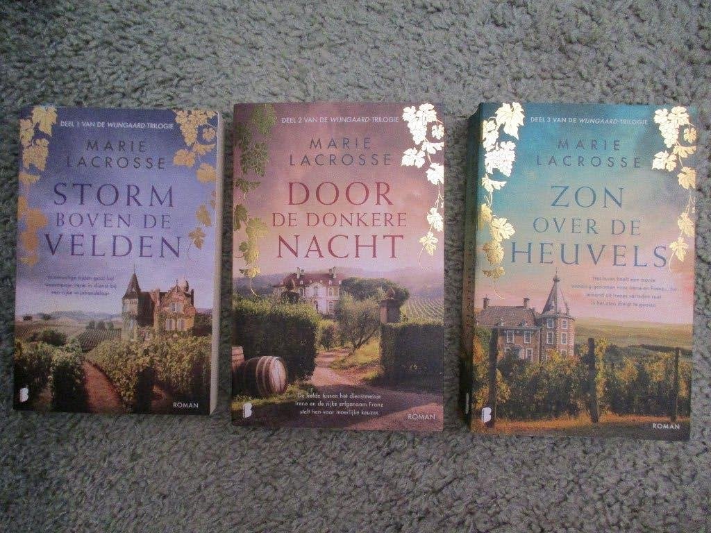 Marie Lacrosse De wijngaard trilogie Zon over de heuvels, Ophalen of Verzenden, Zo goed als nieuw