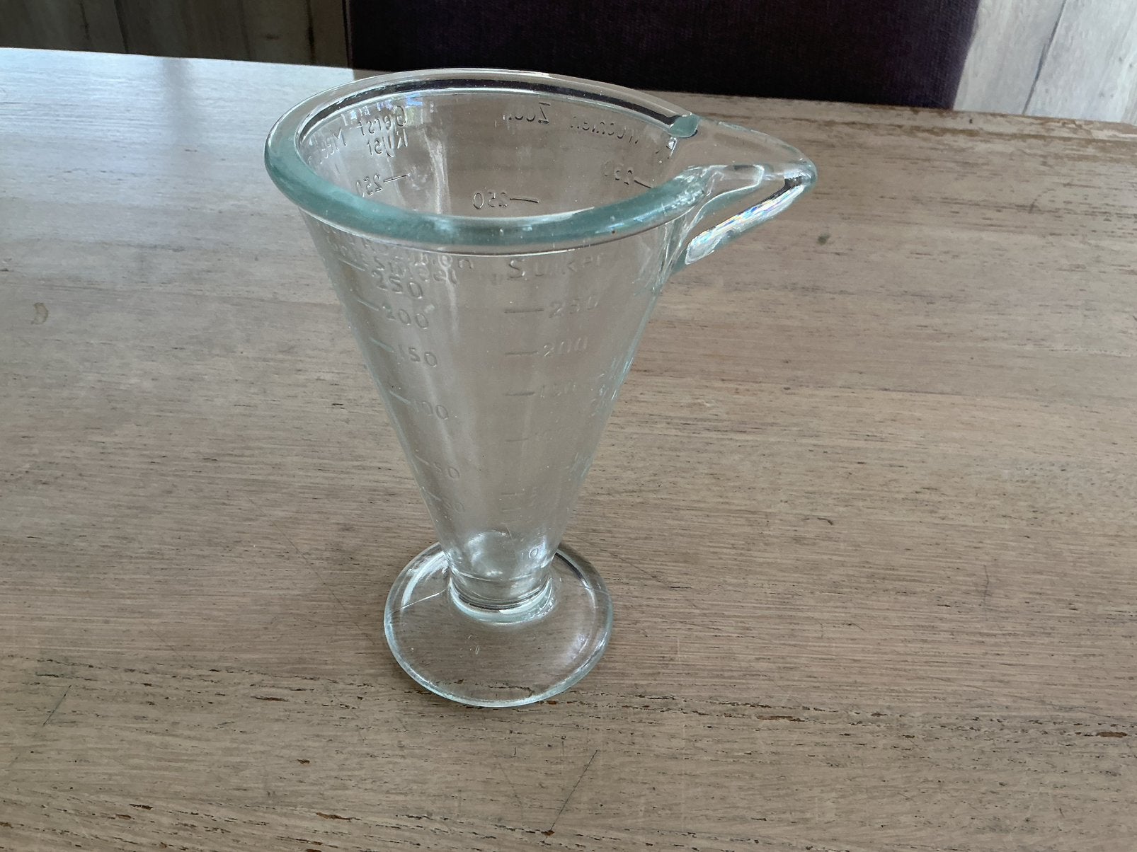 Ouderwetse glazen maatbeker.Oud keukengerei.Vintage keuken, Ophalen of Verzenden, Zo goed als nieuw
