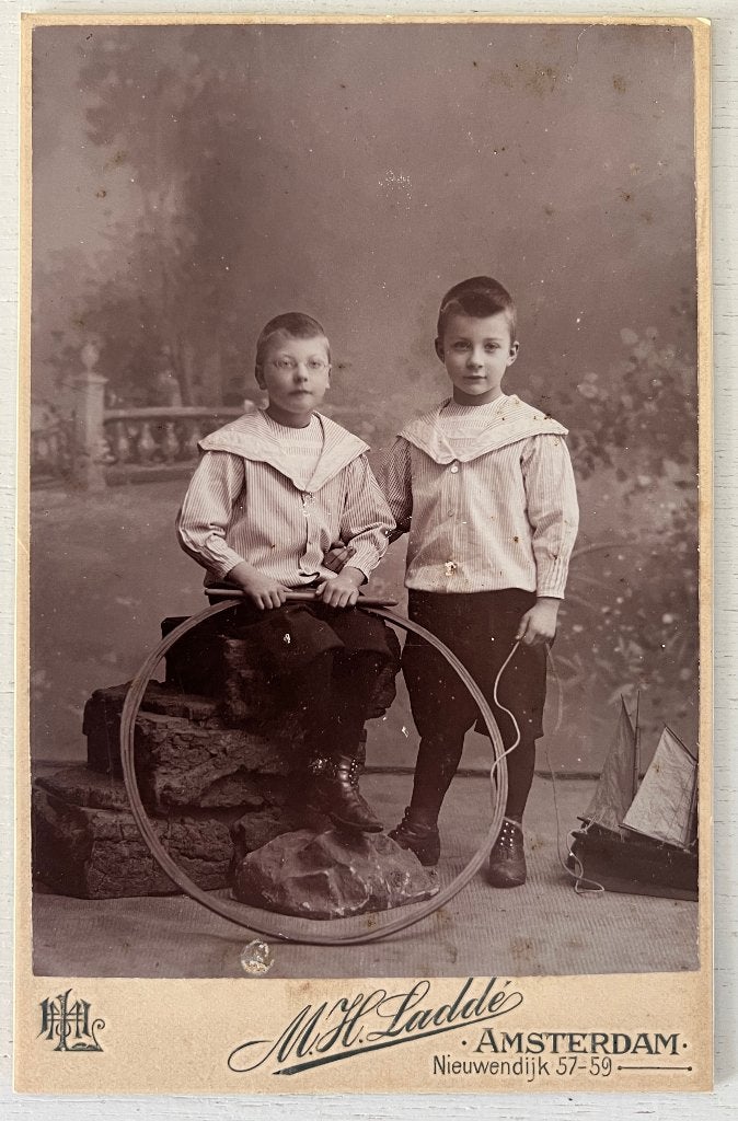 Kabinetfoto 2 jongens hoepel en bootje - fotogr. M.H. Laddé, Verzamelen, Foto's en Prenten, Ophalen of Verzenden, Voor 1940, Gebruikt