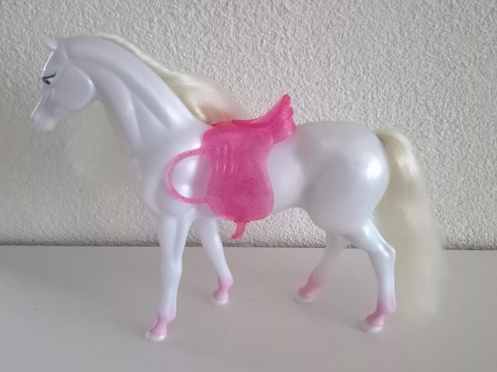 Paard van Barbie as Sleeping Beauty K8962 uit 2006, Verzamelen, Poppen, Ophalen of Verzenden, Gebruikt, Accessoires