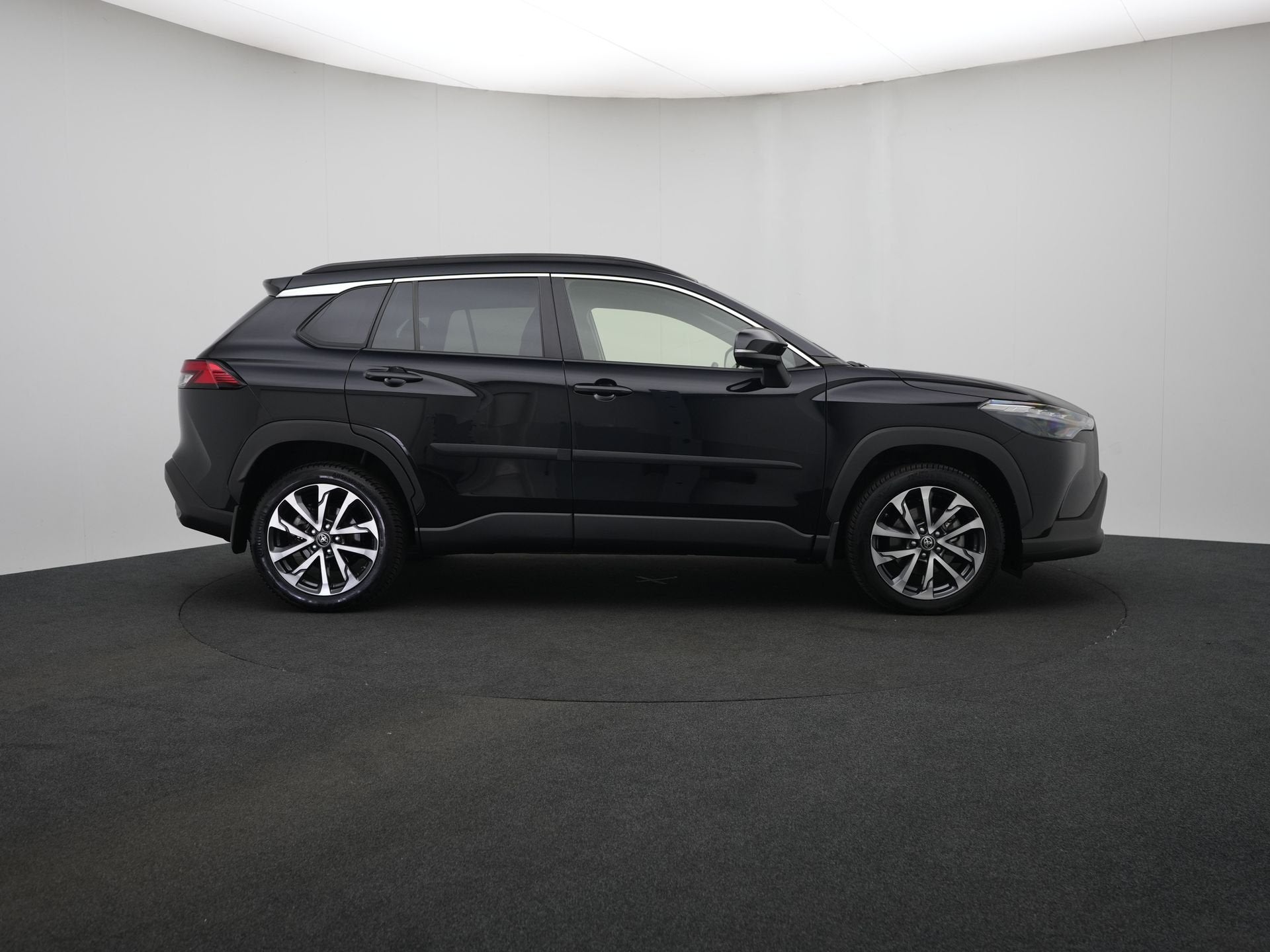Toyota Corolla Cross Hybrid 140 Business Plus | Dealer Onder, Auto's, Stof, Gebruikt, 4 cilinders, Zwart
