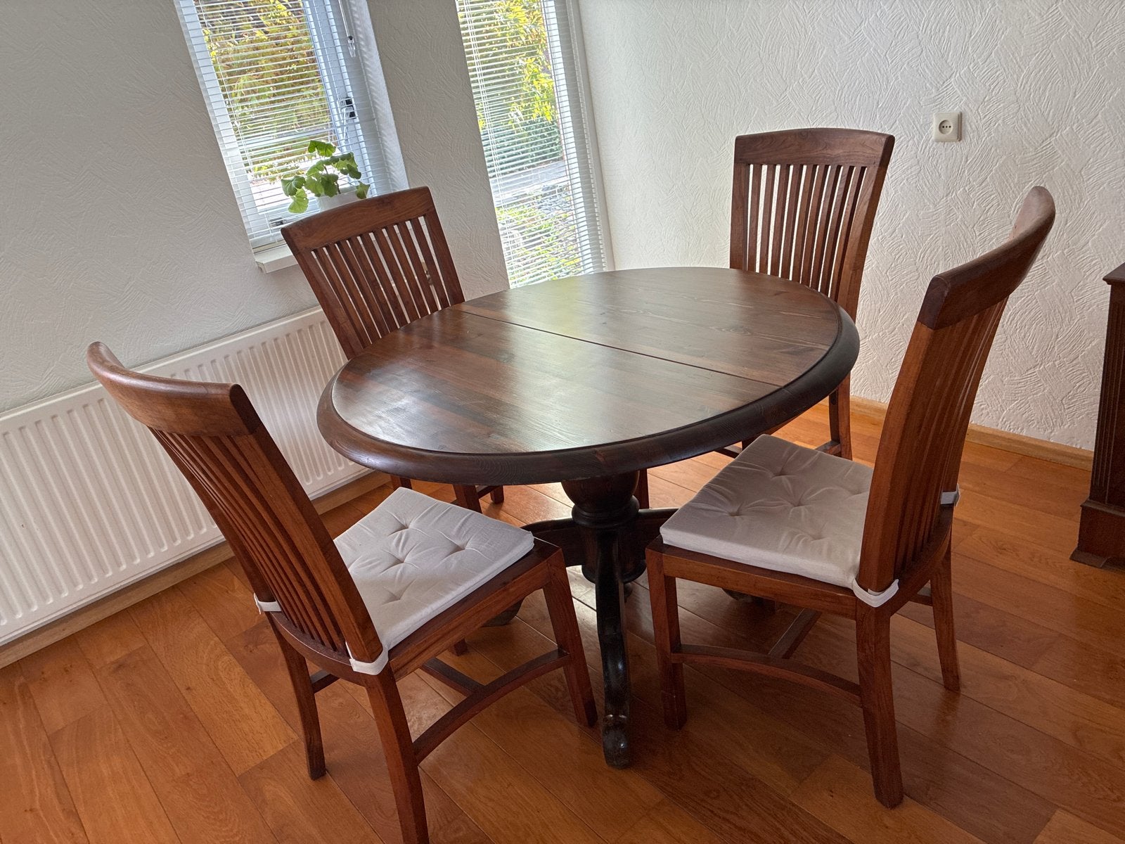 Foto 3 van Uitschuifbare eettafel met 6 stoelen