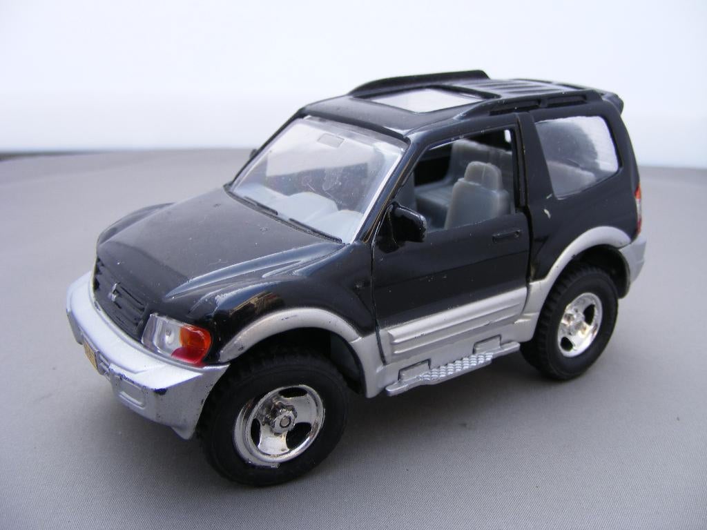 Mitsubishi pajero zwart  made in china 1/32?, Ophalen of Verzenden, Zo goed als nieuw, Auto, Overige merken