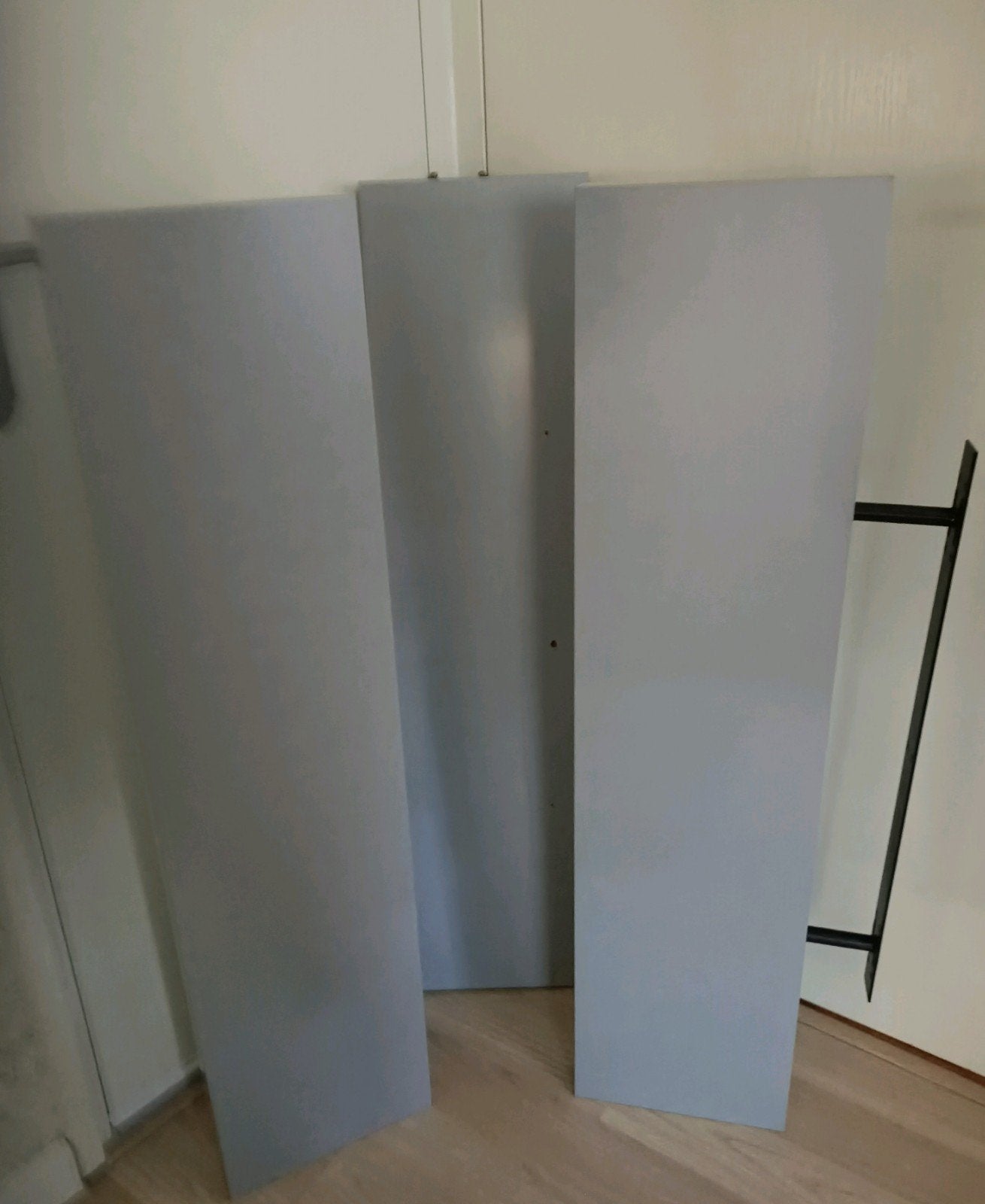 Gebruikt: 2 ikea wandplanken grijs + 1met gat voor snoer!, Huis en Inrichting, Woonaccessoires | Wandplanken en Boekenplanken