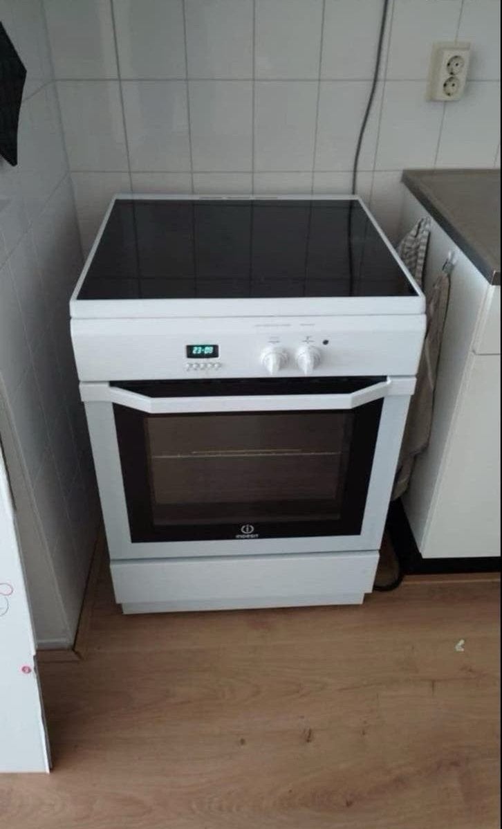 Indesit Fornuis + AEG Afzuigkap - Z.G.A.N., Witgoed en Apparatuur, Fornuizen, 60 cm of meer, Keramisch, Zo goed als nieuw, Vrijstaand