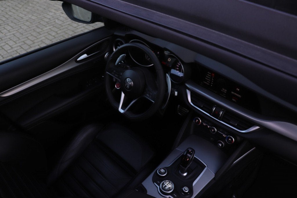 Alfa romeo STELVIO 2.0 T AWD SUPER/ORIG.NL/PAN.DAK/HARMANK./, Auto's, Alfa Romeo, Automaat, 4 cilinders, Zwart, Bedrijf
