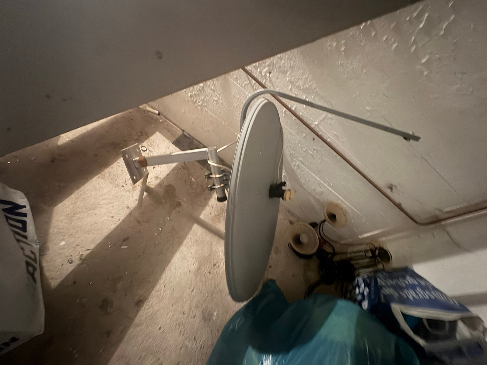Satellietschotel met muurbeugel - Gebruikt, Ophalen of Verzenden, Gebruikt, (Schotel)antenne, Overige merken