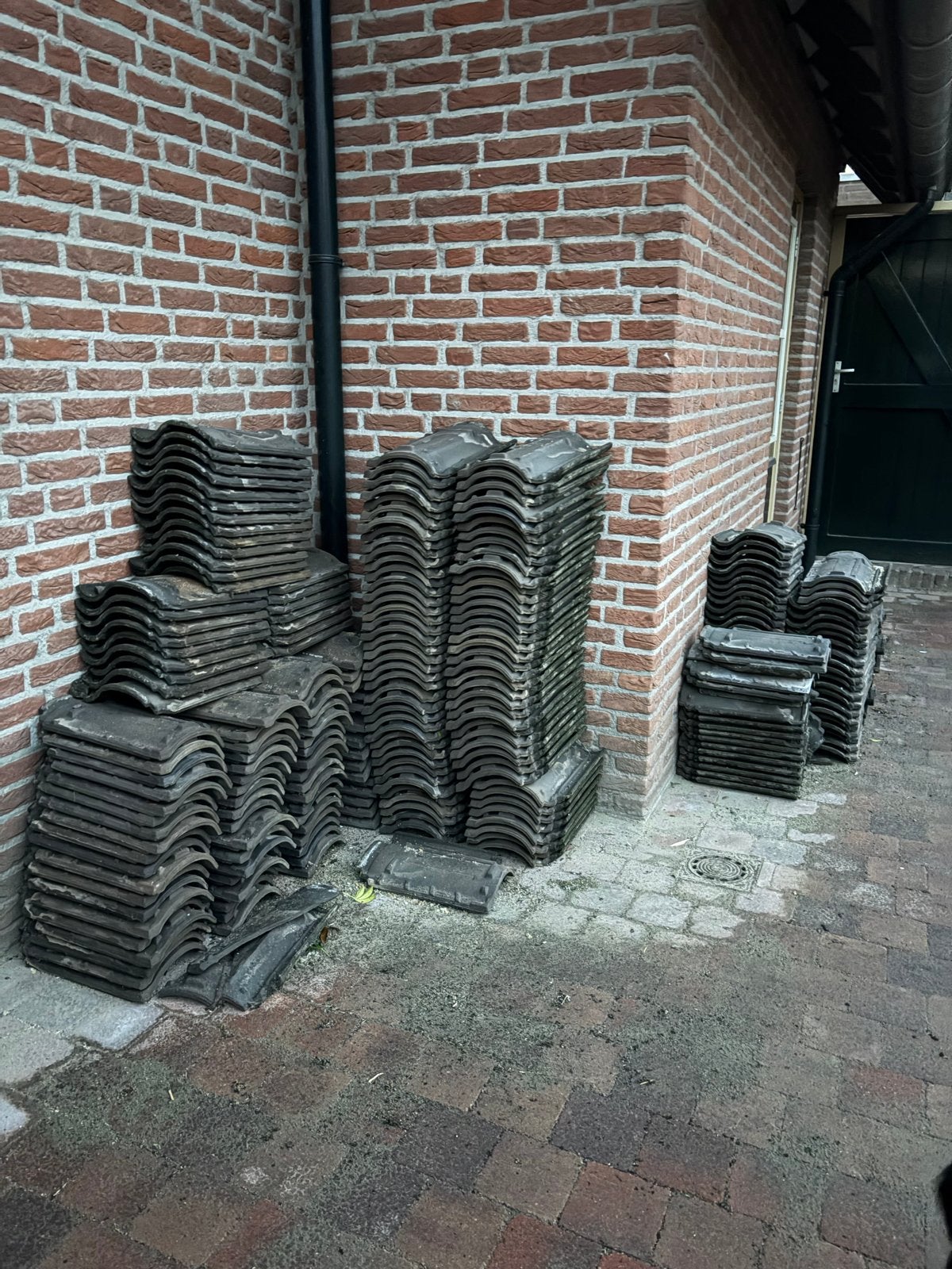 Gebruikte dakpannen - Ideaal voor reparatie of projecten, Doe-het-zelf en Verbouw, Ophalen, Steen of Klei, Dakpannen, Grijs