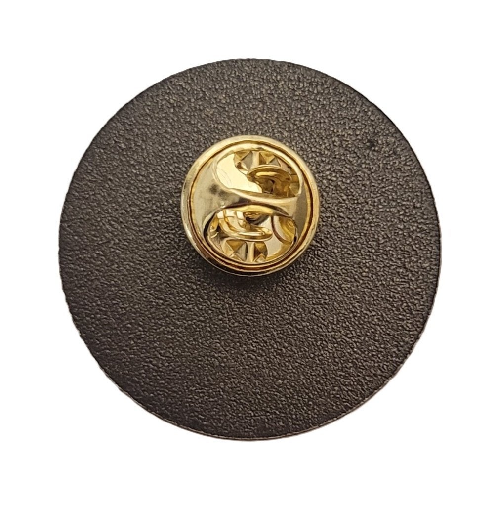 Metallica logo goud rond speld van metaal pin speldje, Info@deconoord.nl, Deco Noord, Nieuw, Ophalen of Verzenden