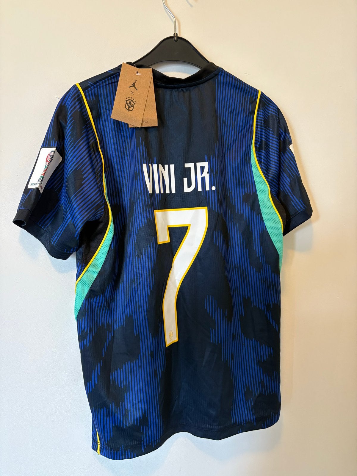 Nike Brazilië Thuisshirt Vini Jr. #7 - Nieuw met labels, Sport en Fitness, Maat M, Ophalen of Verzenden, Nieuw, Shirt