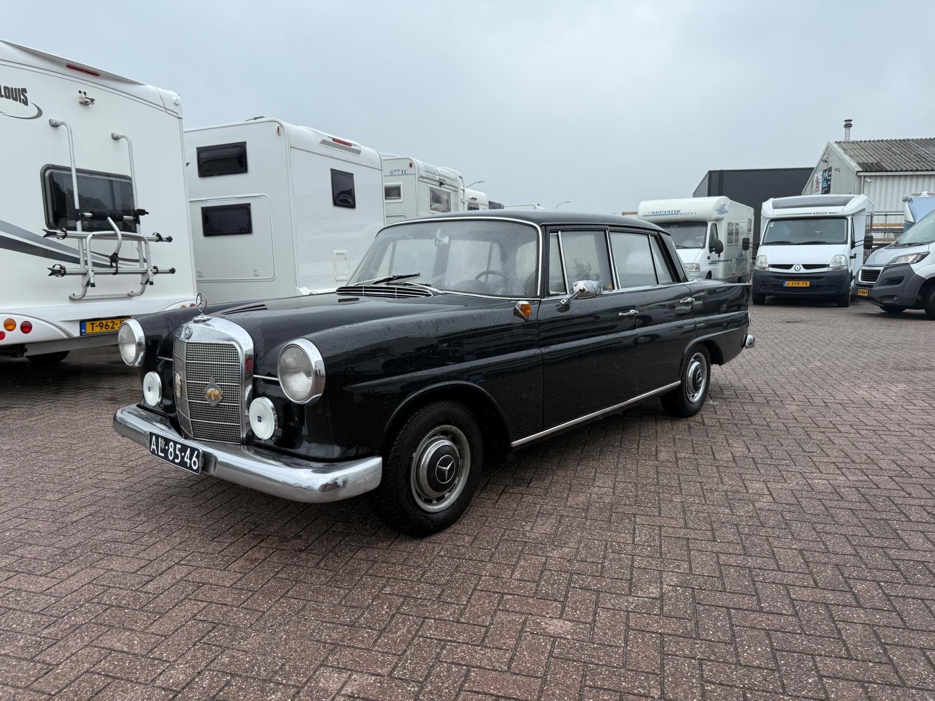 Mercedes-Benz 190 W110 Prachtige staat 1965, Auto's, Gebruikt, Zwart, Bedrijf, Handgeschakeld