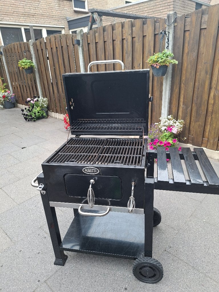 boretti houtskool barbeque, Ophalen, Zo goed als nieuw, Met accessoires