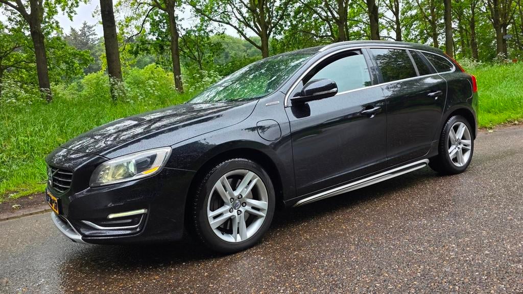 Volvo V60 2.4 D6 AWD Plug-In Hybrid Summum Full Options, Auto's, Volvo, Automaat, Zwart, Vierwielaandrijving, 11 kWh