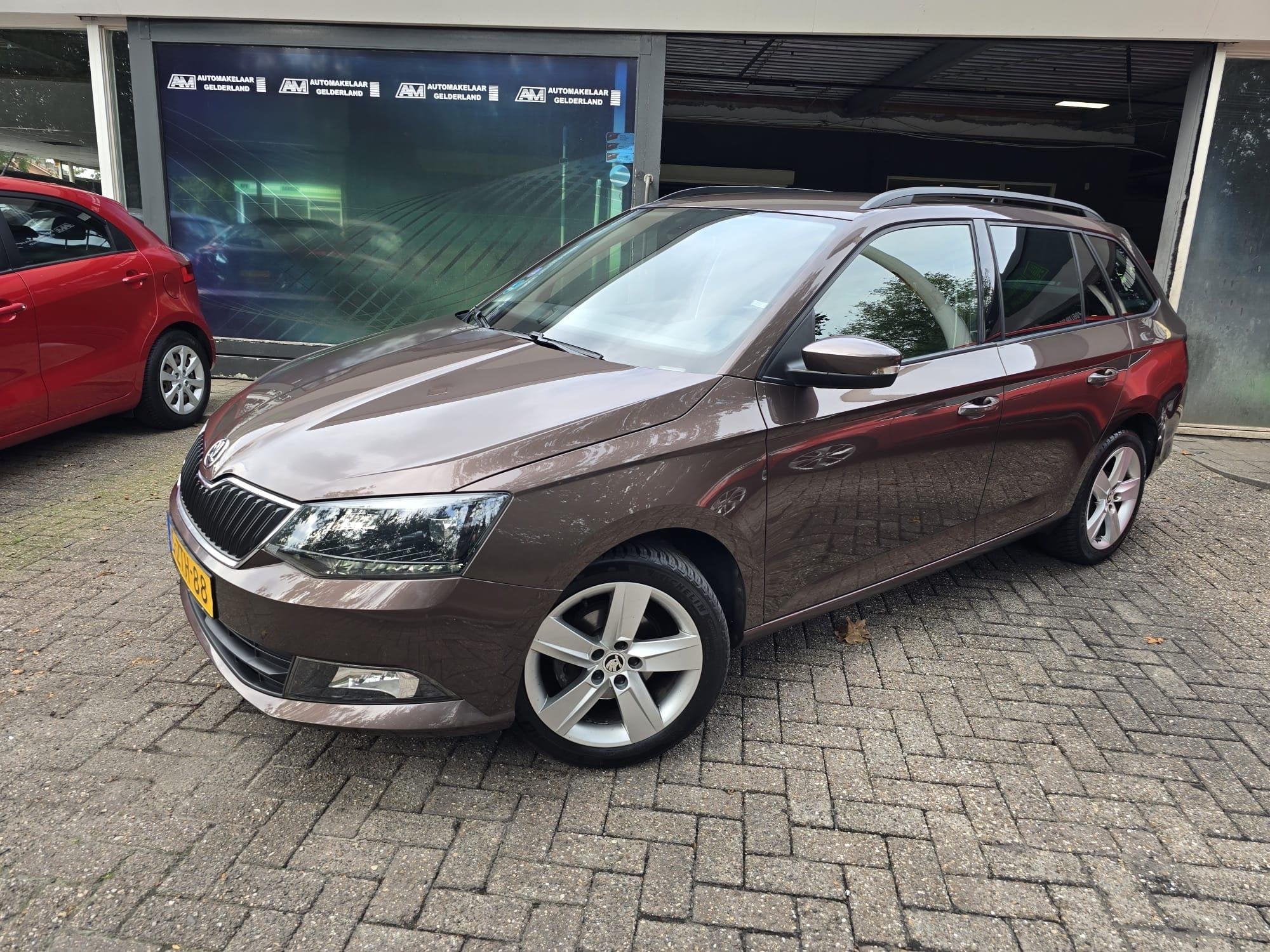 SKODA Fabia Combi 1.2 TSI First Edition Ambition | 2E EIGENA, Stof, 4 cilinders, Bruin, Origineel Nederlands