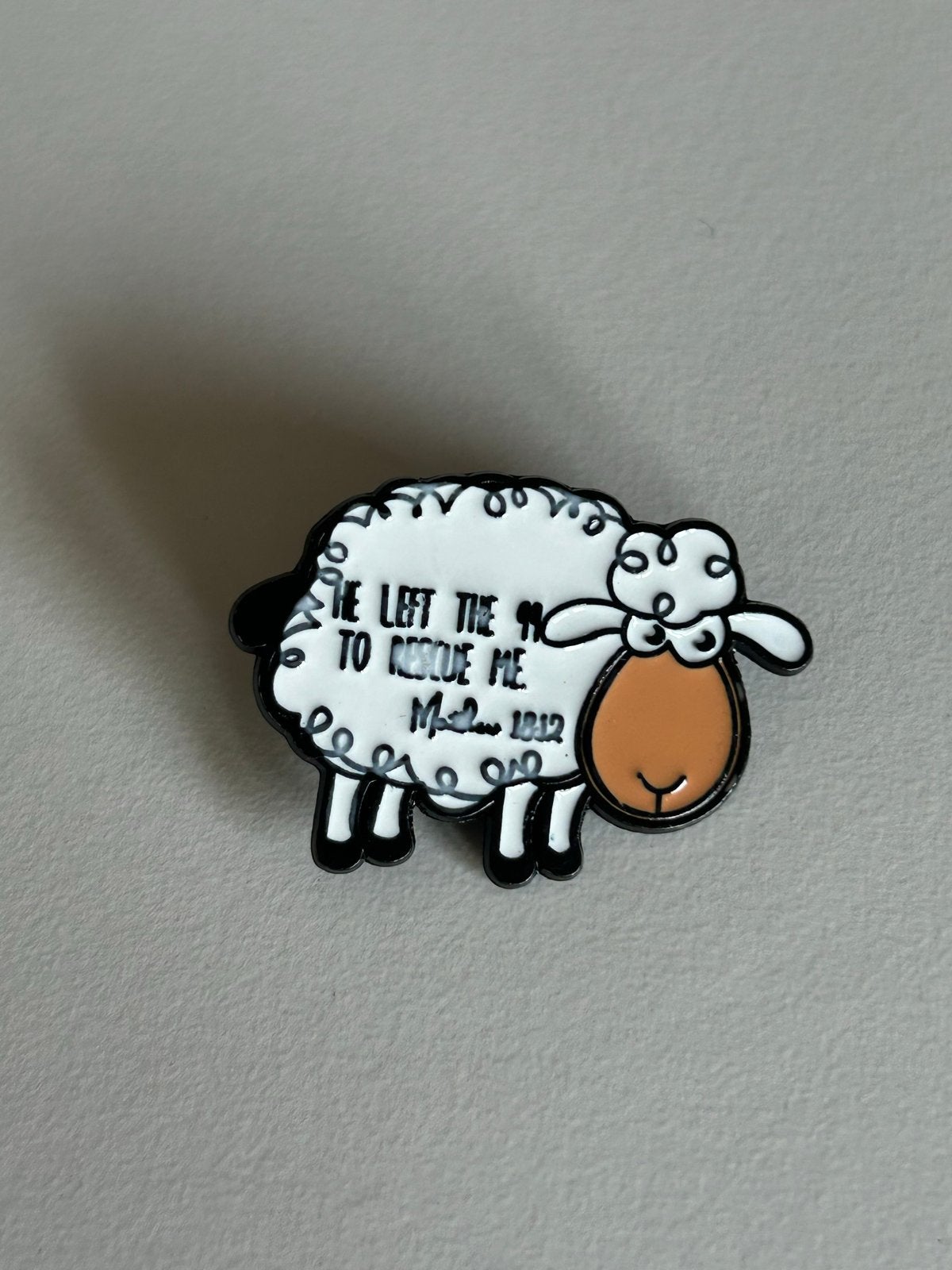 Schattige Schaap Pin met Bijbeltekst - Nieuw, Verzamelen, Speldjes, Pins en Buttons, Ophalen of Verzenden, Nieuw, Dier of Natuur