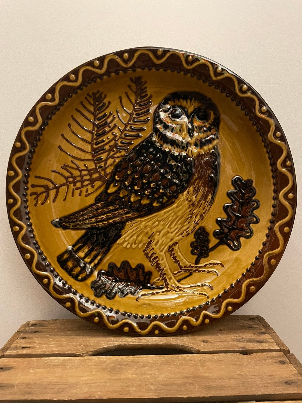 Uniek monumentaal Jean Hampton “Wijze Uil” slipware ø 40 cm, Ophalen of Verzenden