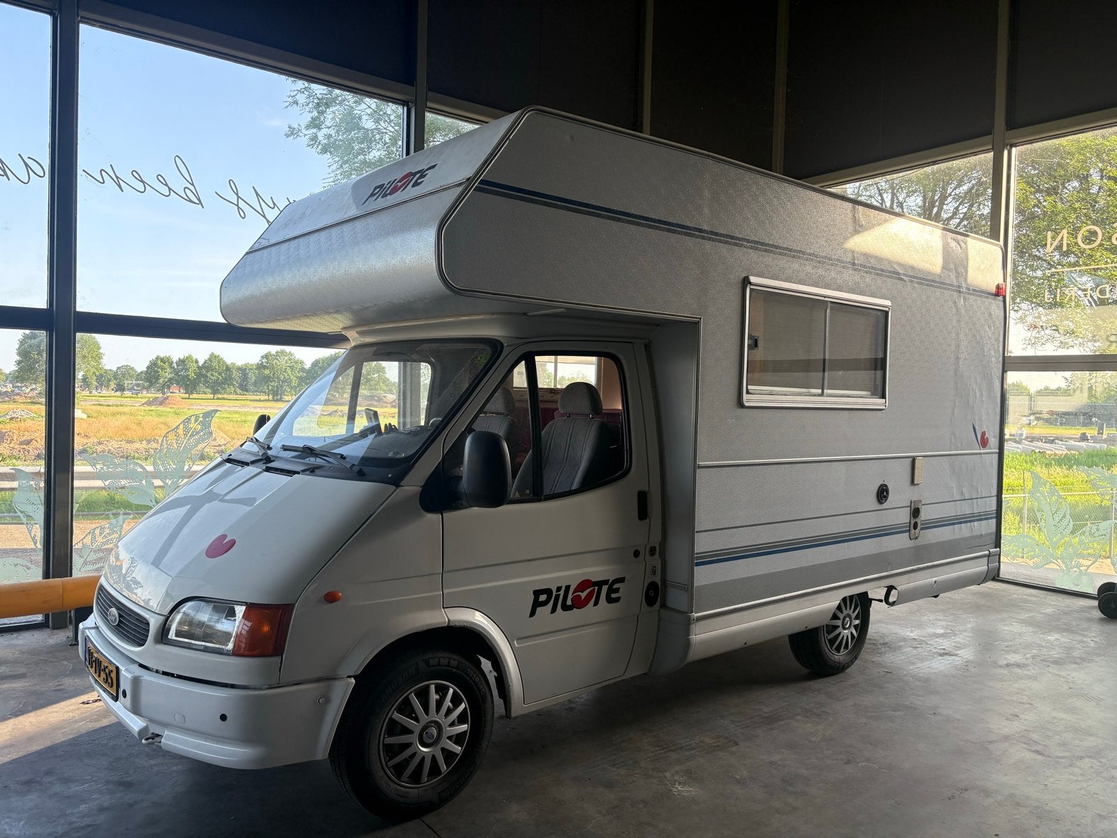 Ford Transit Camper 1996 - met een beetje werk!, Caravans en Kamperen, Campers, Standaard zit, Alkoof, Ford, Omvormer