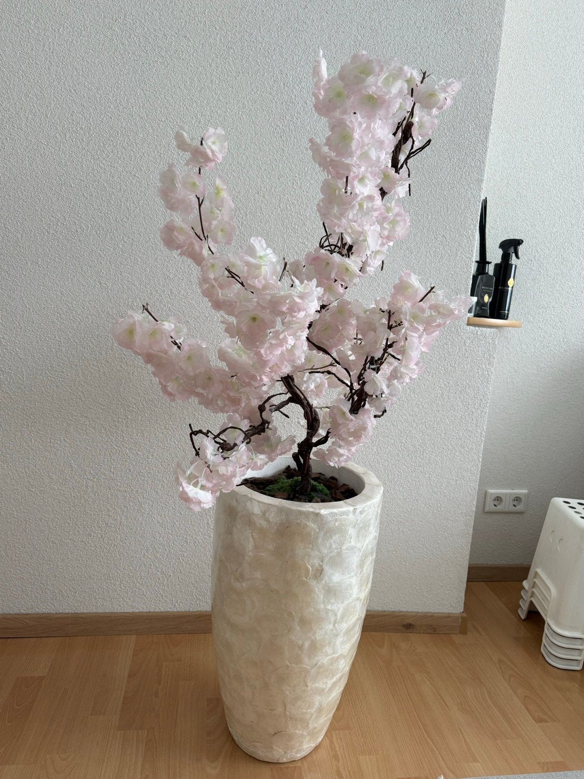Prachtige kunstplant met roze bloesem in hoge pot, Binnen, Roze, Kunstplant, Ophalen of Verzenden